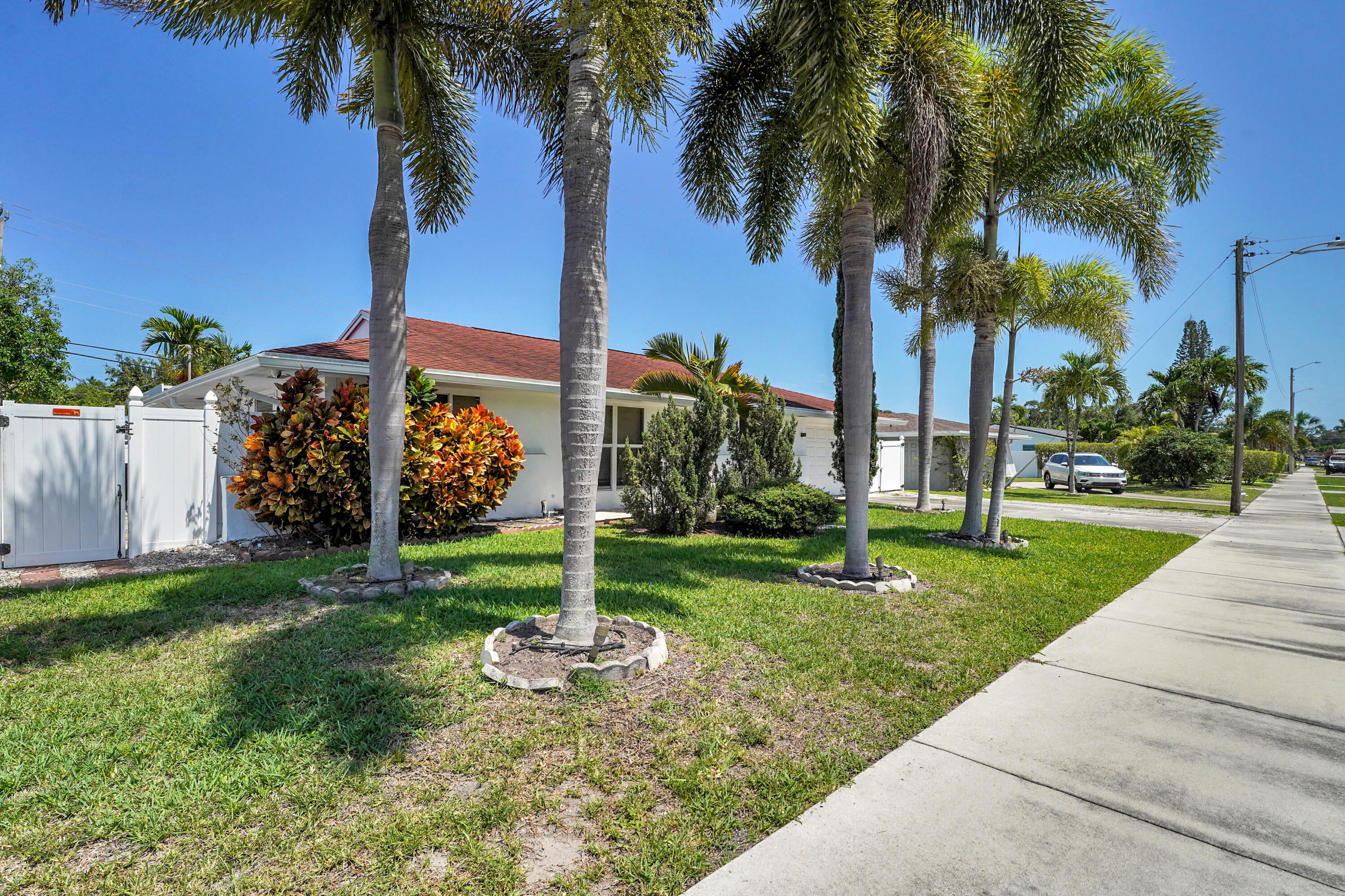 600 Northwest 12th Avenue Boca Raton, FL 33486 - Photo 62 of 63 a front view of a house with garden and trees