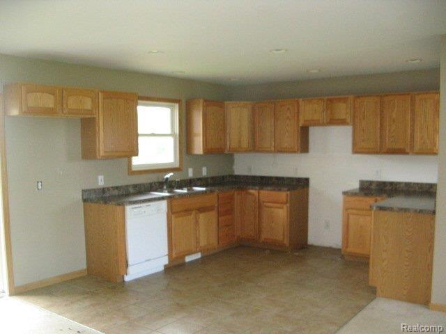 38 South Maple Leaf Road Lapeer, MI 48446 - Photo 3 of 11 9 Kitchen