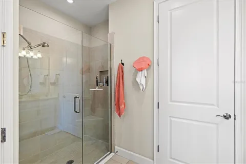 a en suite bathroom with double vanity and a mirror