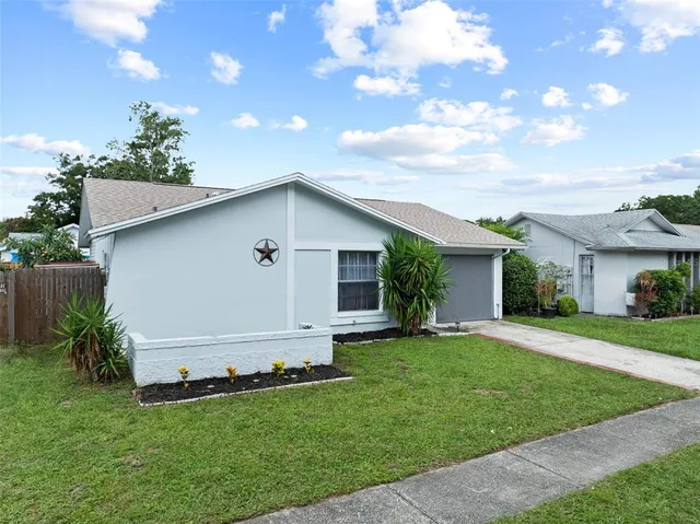 a view of a house with a yard