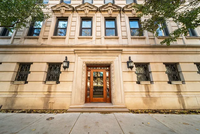 $695,000 | 2912 North Commonwealth Avenue, Unit 1A, Chicago, IL 60657