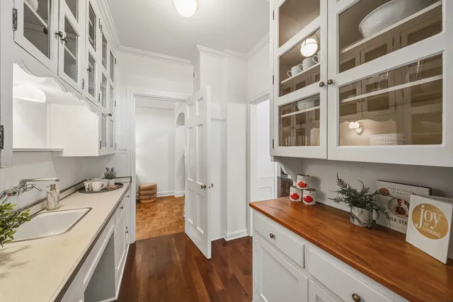 $695,000 | 2912 North Commonwealth Avenue, Unit 1A, Chicago, IL 60657