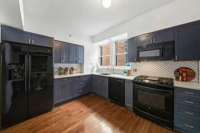 $695,000 | 2912 North Commonwealth Avenue, Unit 1A, Chicago, IL 60657