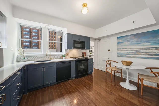 $695,000 | 2912 North Commonwealth Avenue, Unit 1A, Chicago, IL 60657