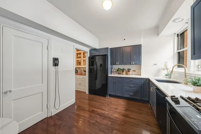 $695,000 | 2912 North Commonwealth Avenue, Unit 1A, Chicago, IL 60657