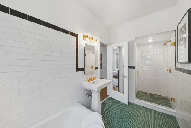 $695,000 | 2912 North Commonwealth Avenue, Unit 1A, Chicago, IL 60657