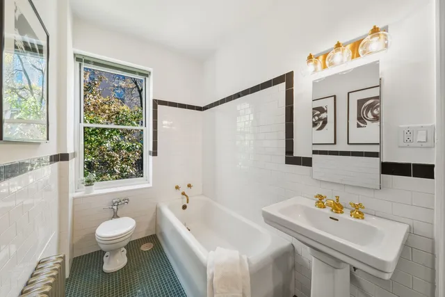 $695,000 | 2912 North Commonwealth Avenue, Unit 1A, Chicago, IL 60657