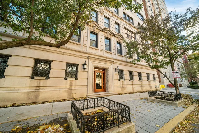 $695,000 | 2912 North Commonwealth Avenue, Unit 1A, Chicago, IL 60657