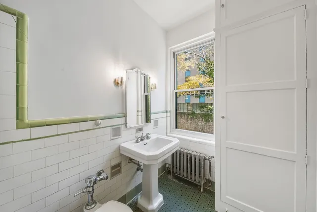 $695,000 | 2912 North Commonwealth Avenue, Unit 1A, Chicago, IL 60657