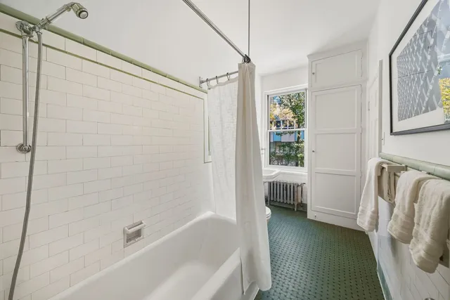 $695,000 | 2912 North Commonwealth Avenue, Unit 1A, Chicago, IL 60657