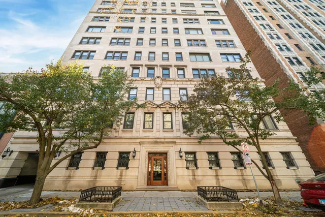 $695,000 | 2912 North Commonwealth Avenue, Unit 1A, Chicago, IL 60657