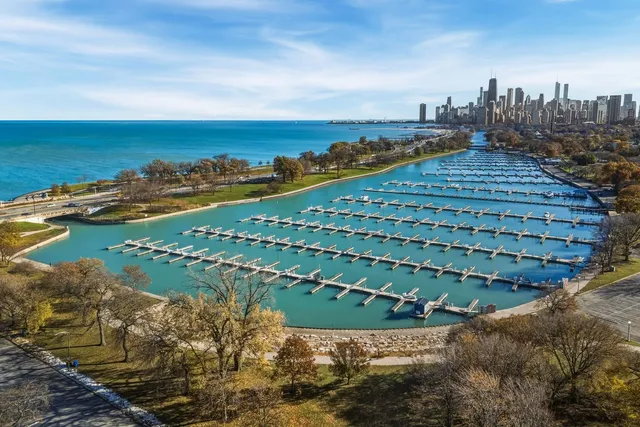 $695,000 | 2912 North Commonwealth Avenue, Unit 1A, Chicago, IL 60657