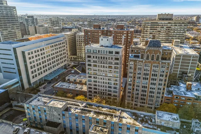 $695,000 | 2912 North Commonwealth Avenue, Unit 1A, Chicago, IL 60657