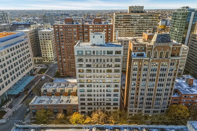 $695,000 | 2912 North Commonwealth Avenue, Unit 1A, Chicago, IL 60657
