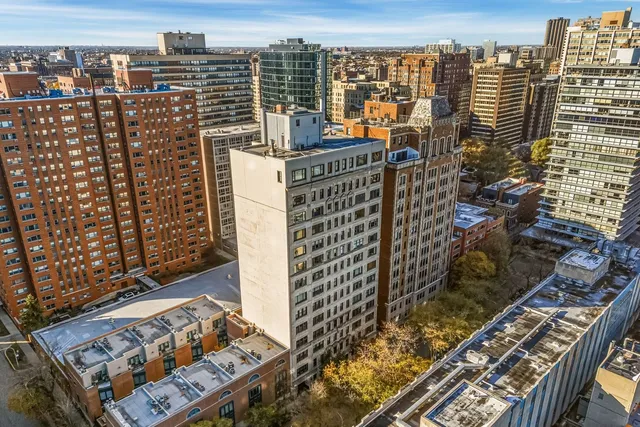 $695,000 | 2912 North Commonwealth Avenue, Unit 1A, Chicago, IL 60657