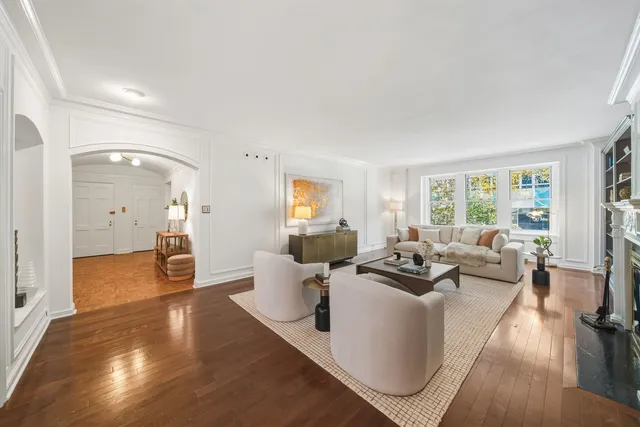 $695,000 | 2912 North Commonwealth Avenue, Unit 1A, Chicago, IL 60657