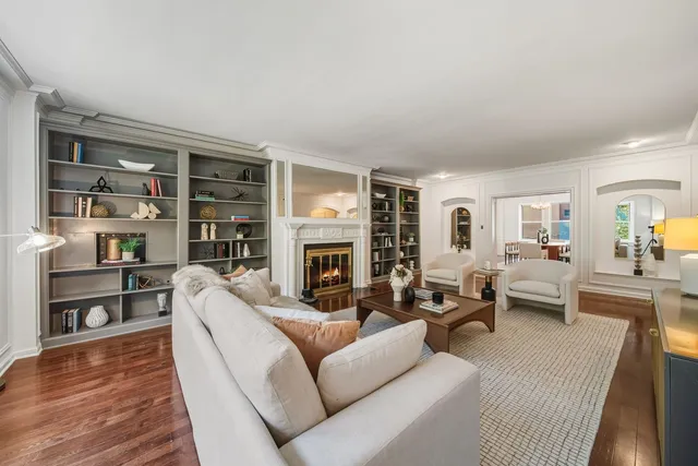 $695,000 | 2912 North Commonwealth Avenue, Unit 1A, Chicago, IL 60657