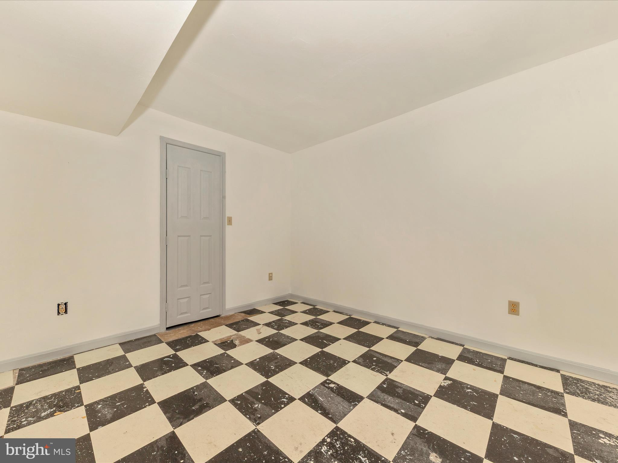 9513 Huntmaster Road Gaithersburg, MD 20882 - Photo 32 of 51 a view of a room