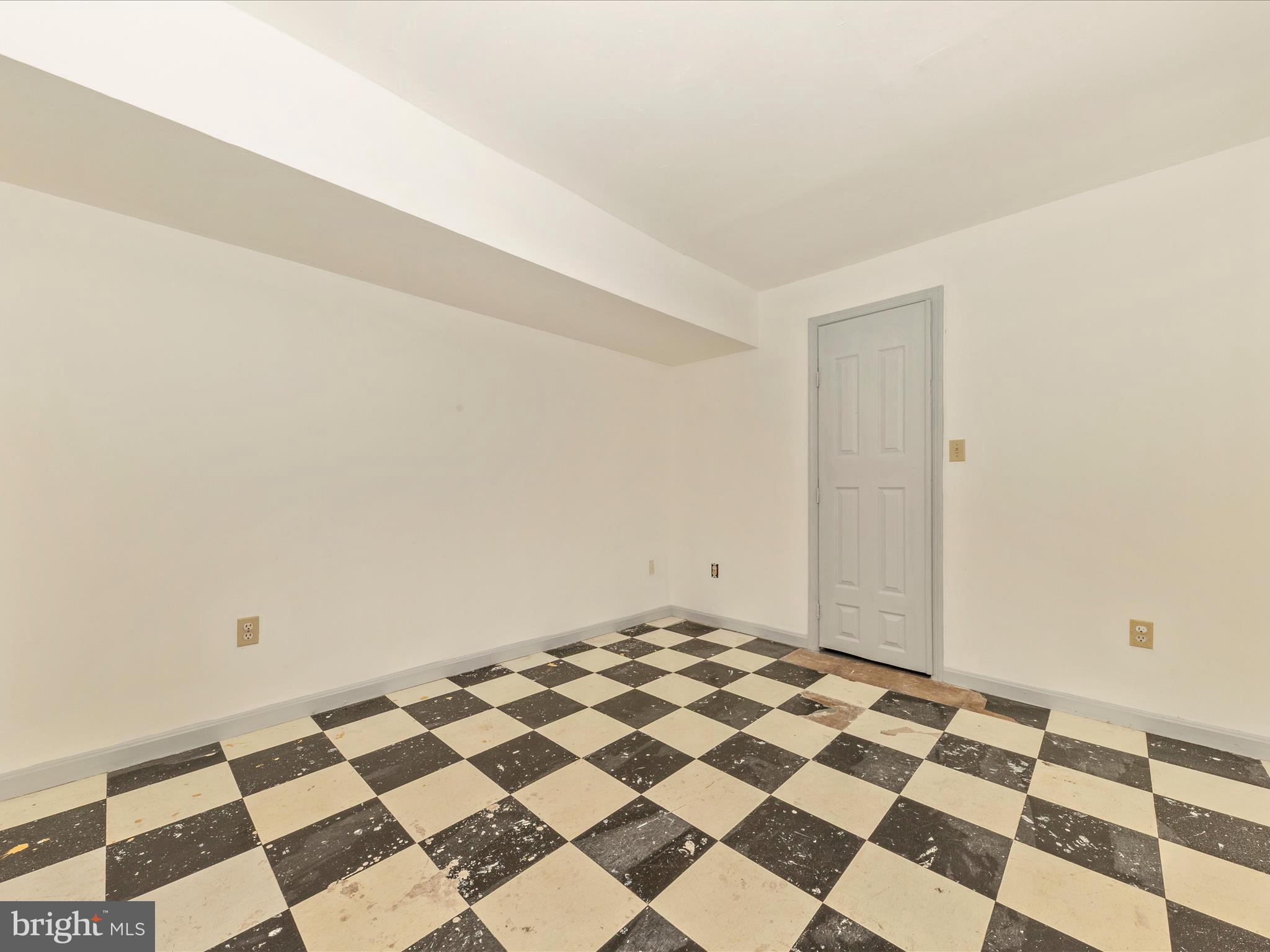9513 Huntmaster Road Gaithersburg, MD 20882 - Photo 33 of 51 a view of a bedroom