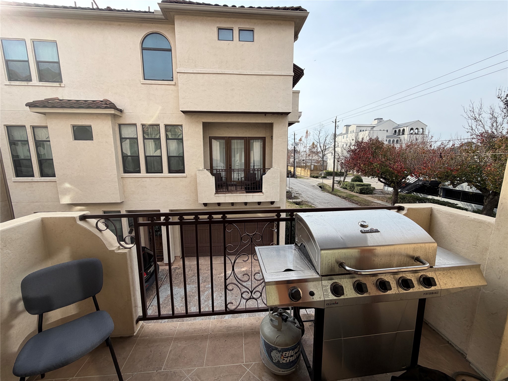 508 Knox Street Houston, TX 77007 - Photo 11 of 25 a terrace of a house with outdoor seating