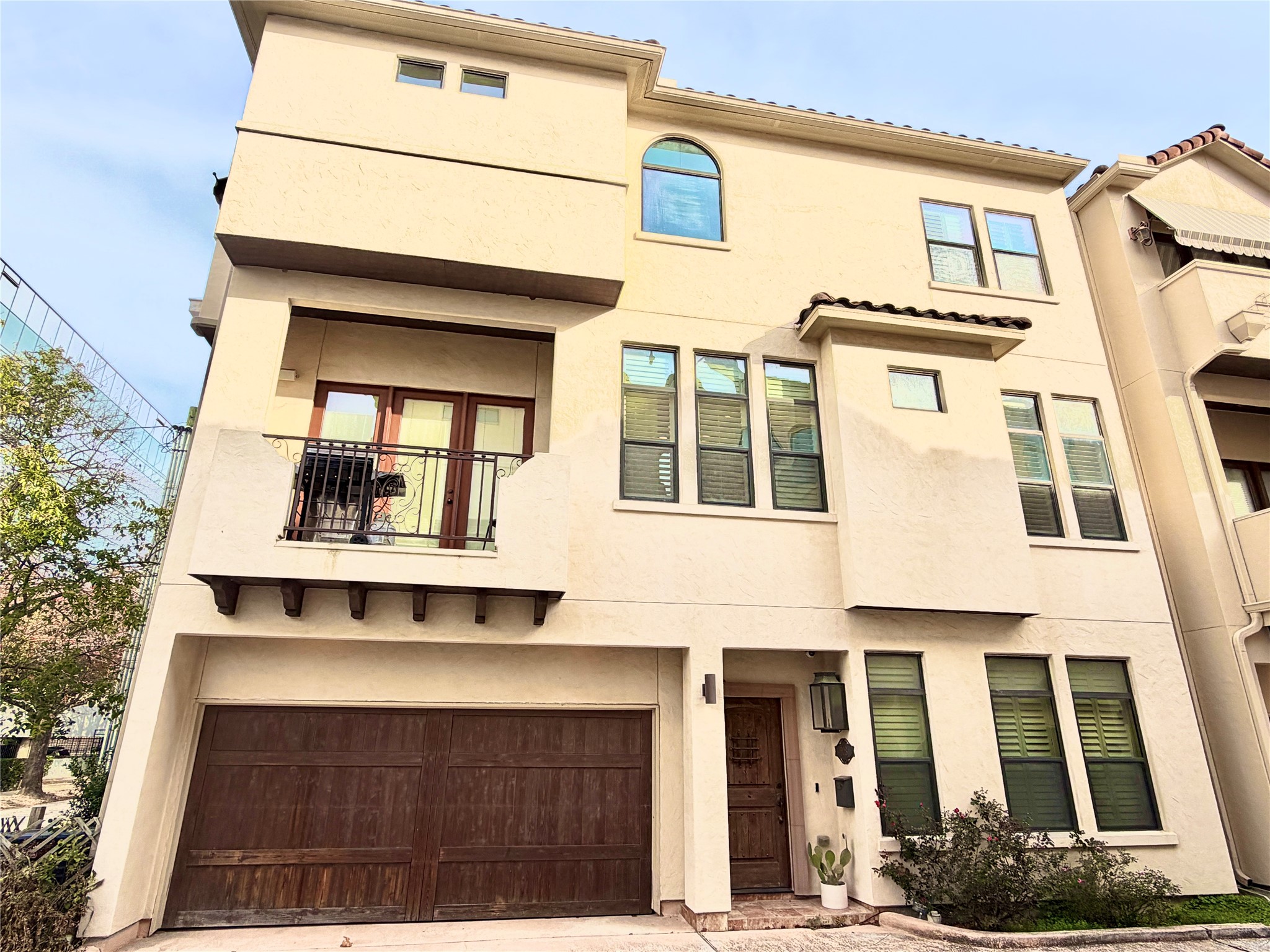 508 Knox Street Houston, TX 77007 - Photo 2 of 25 a front view of a building with a brick walls