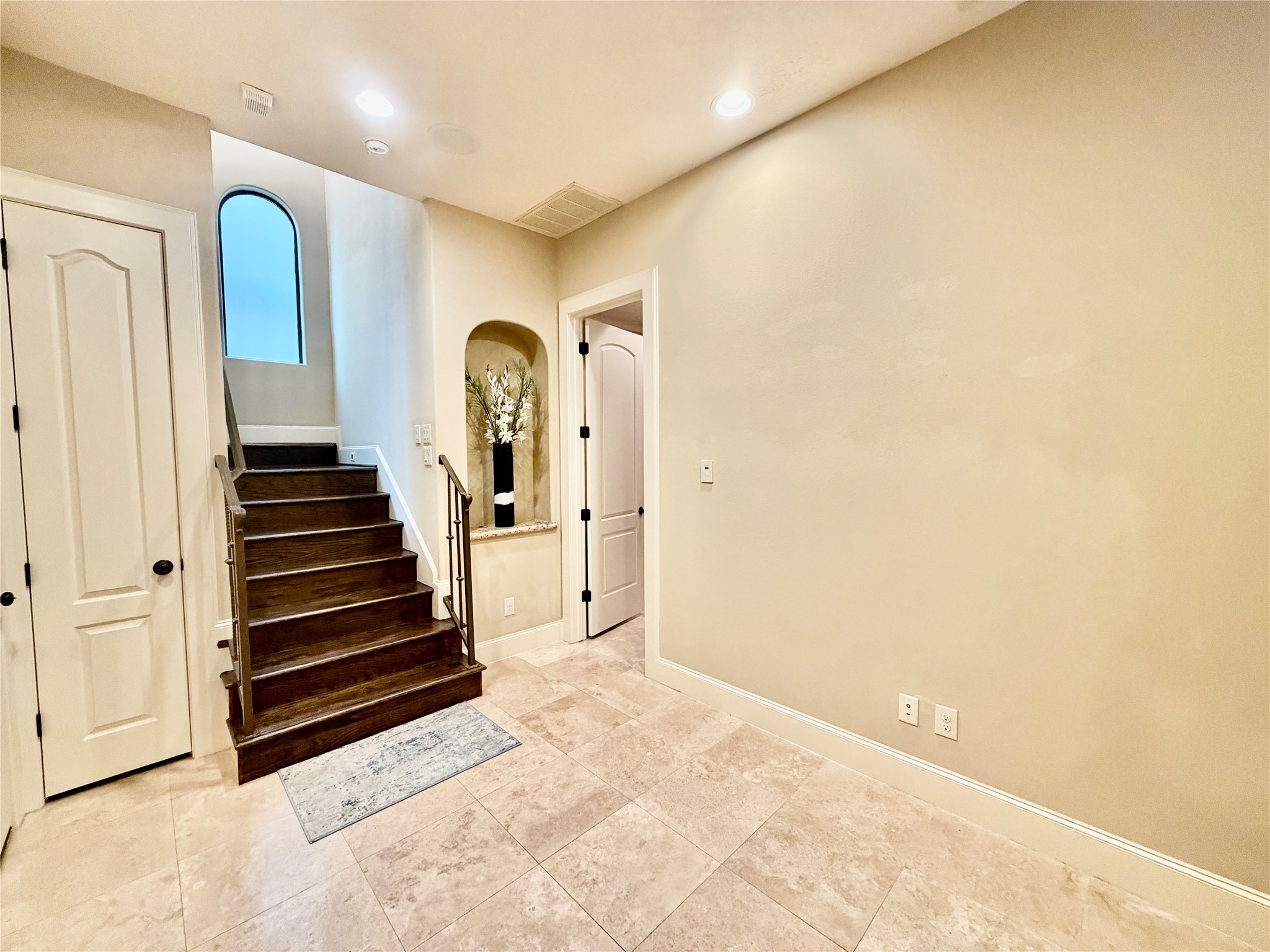 508 Knox Street Houston, TX 77007 - Photo 3 of 25 a view of a entryway