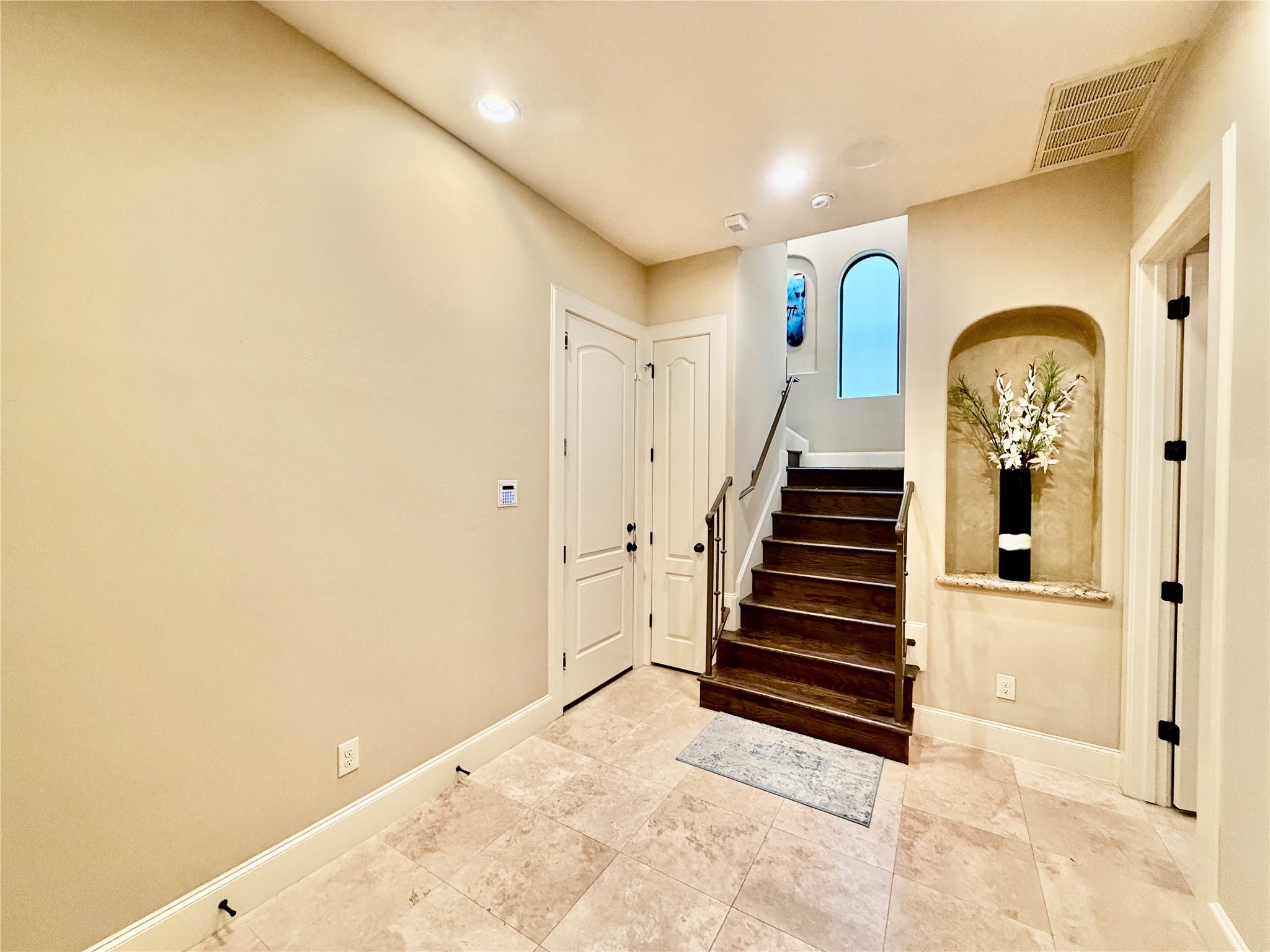 508 Knox Street Houston, TX 77007 - Photo 4 of 25 a view of entryway with wooden floor