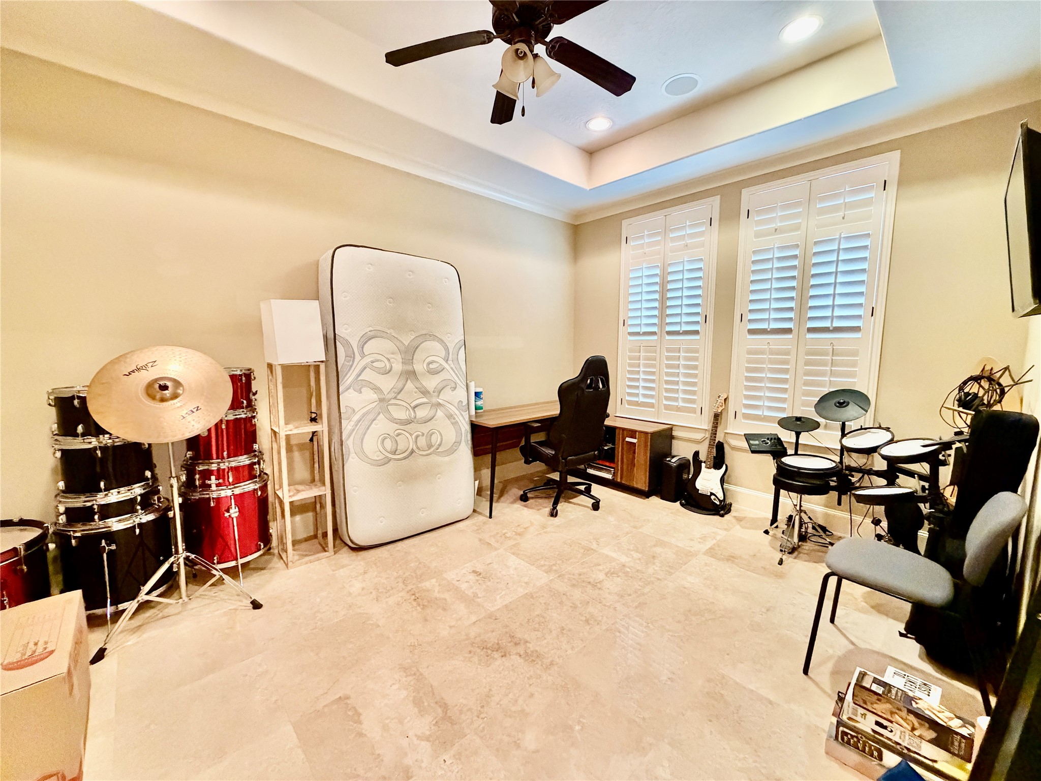 508 Knox Street Houston, TX 77007 - Photo 6 of 25 a view of a room with gym equipment
