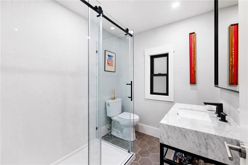 720 Ivy Street Pittsburgh, PA 15232 - Photo 25 of 50 a bathroom with a sink toilet and a mirror