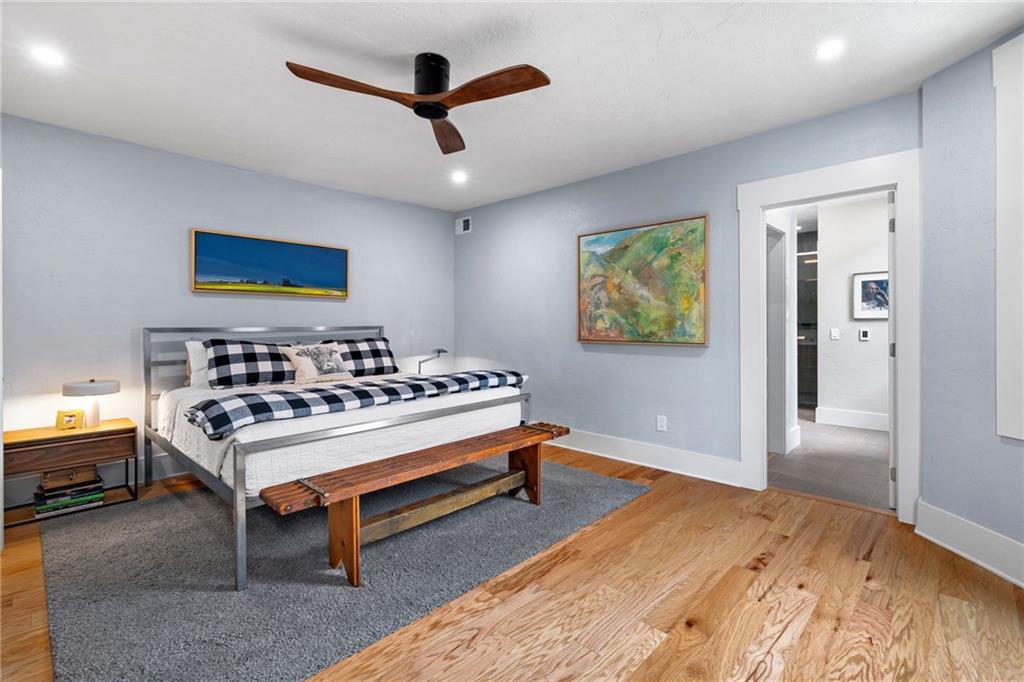 720 Ivy Street Pittsburgh, PA 15232 - Photo 29 of 50 a bedroom with furniture and a ceiling fan