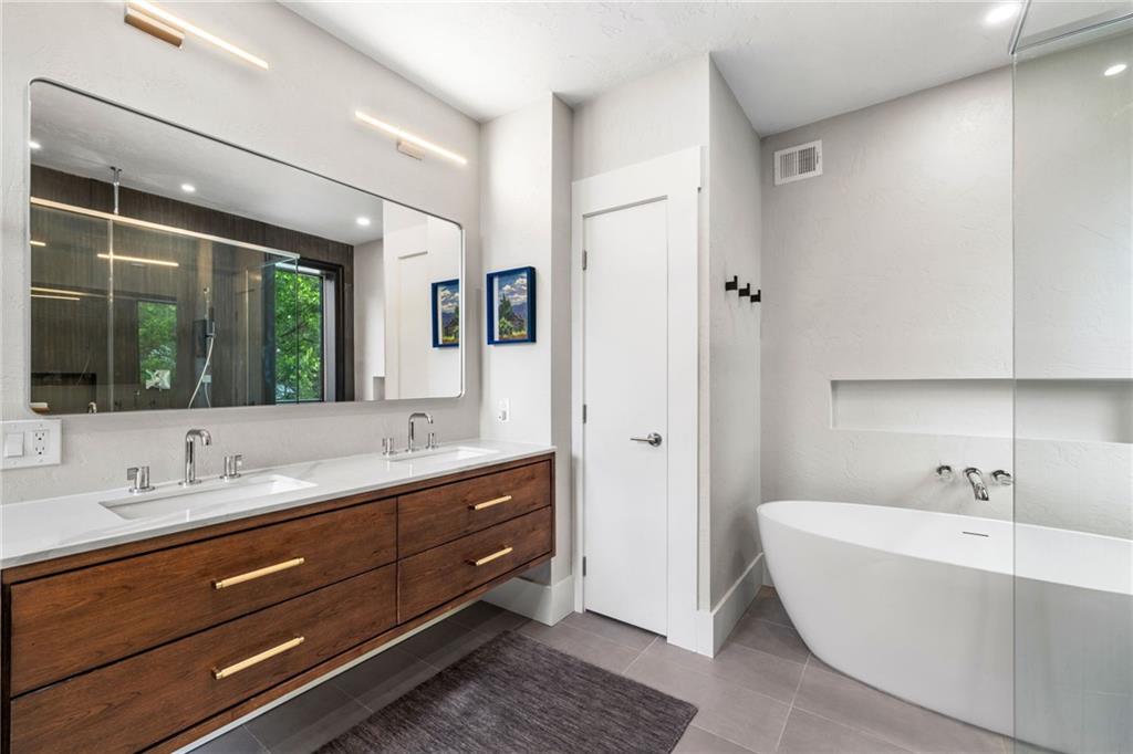 720 Ivy Street Pittsburgh, PA 15232 - Photo 31 of 50 a bathroom with a double vanity sink mirror and bathtub