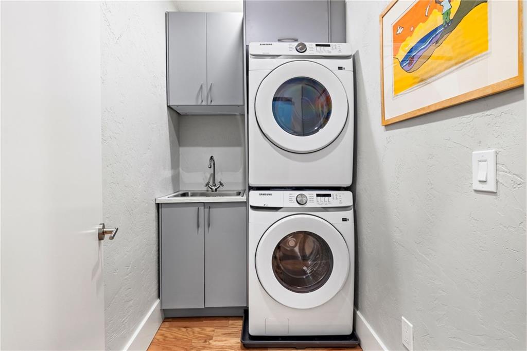 720 Ivy Street Pittsburgh, PA 15232 - Photo 37 of 50 a utility room with dryer and washer
