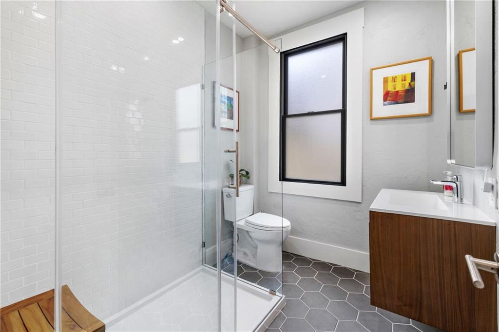 720 Ivy Street Pittsburgh, PA 15232 - Photo 40 of 50 a bathroom with a sink a toilet and shower