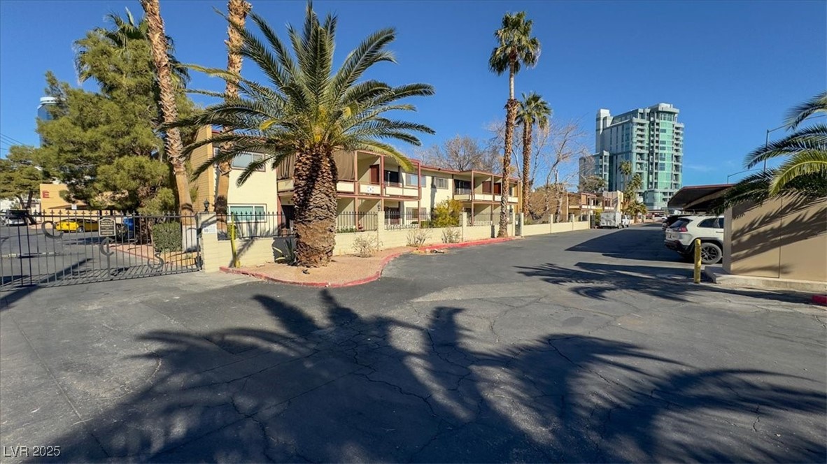 350 East Desert Inn Road, Unit H208 Las Vegas, NV 89109 - Photo 33 of 35 Gallery Image 33