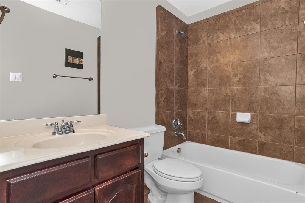 8631 Lohr Valley Road Irving, TX 75063 - Photo 22 of 32 Full bathroom with vanity and shower combination