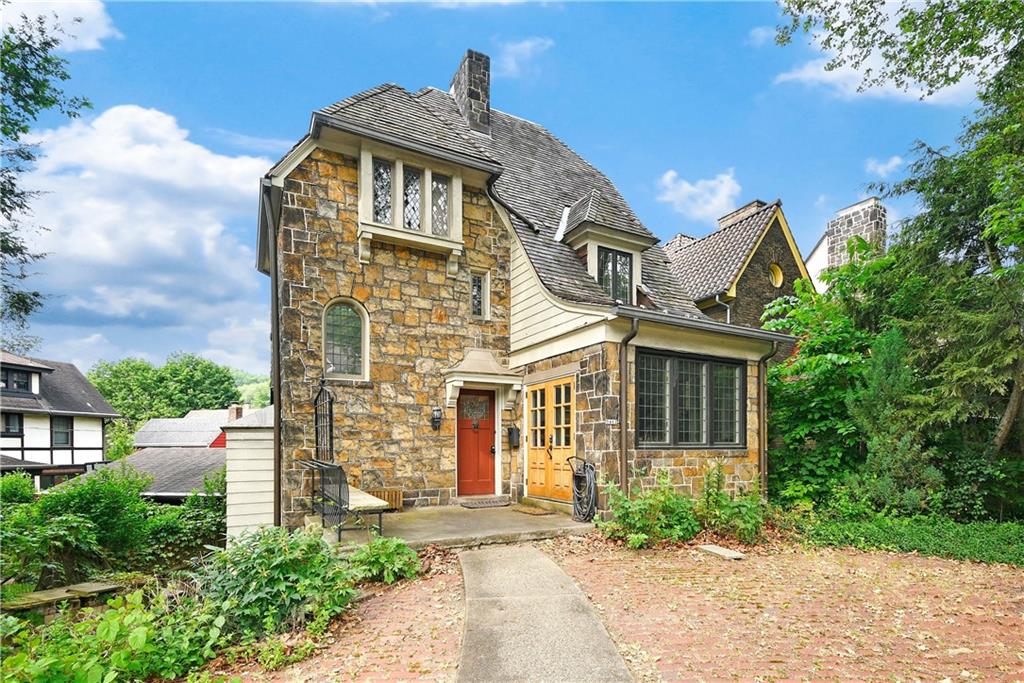 5462 Kipling Road Pittsburgh, PA 15217 - Photo 1 of 40 Gallery Image 1