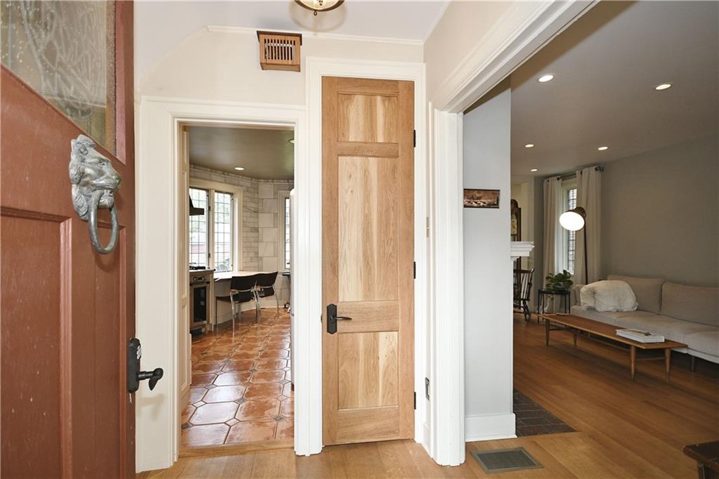 5462 Kipling Road Pittsburgh, PA 15217 - Photo 6 of 40 Gallery Image 6
