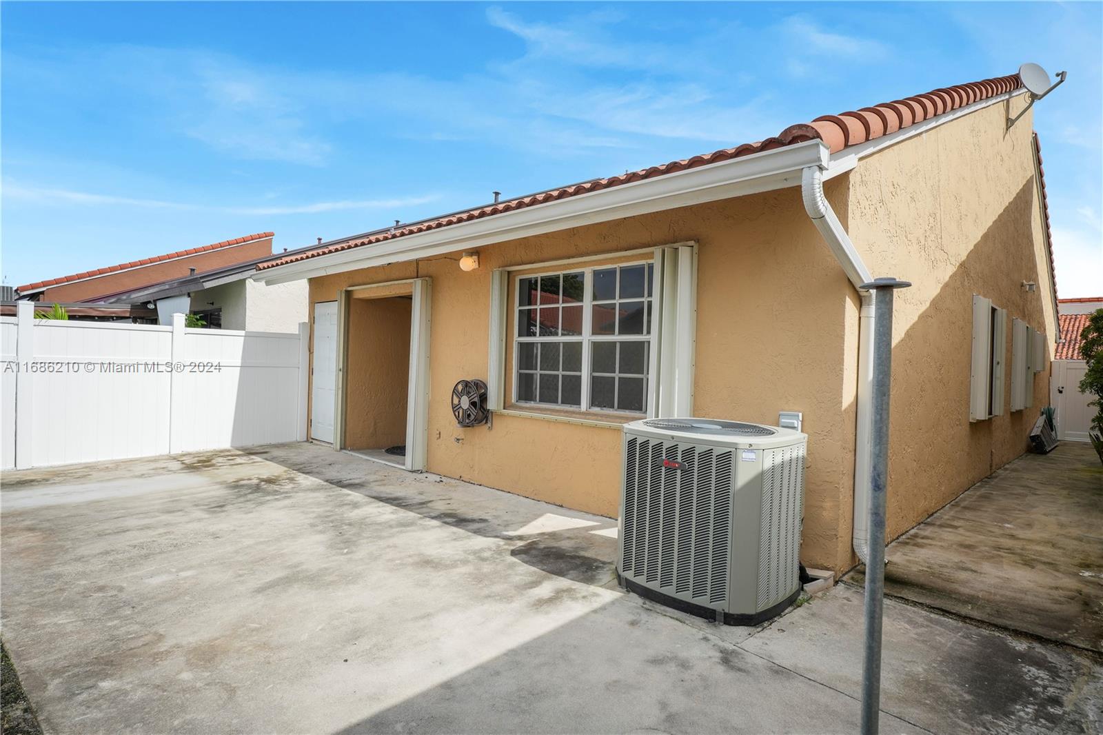 7462 West 29th Way Hialeah, FL 33018 - Photo 12 of 13 a view of the back of house
