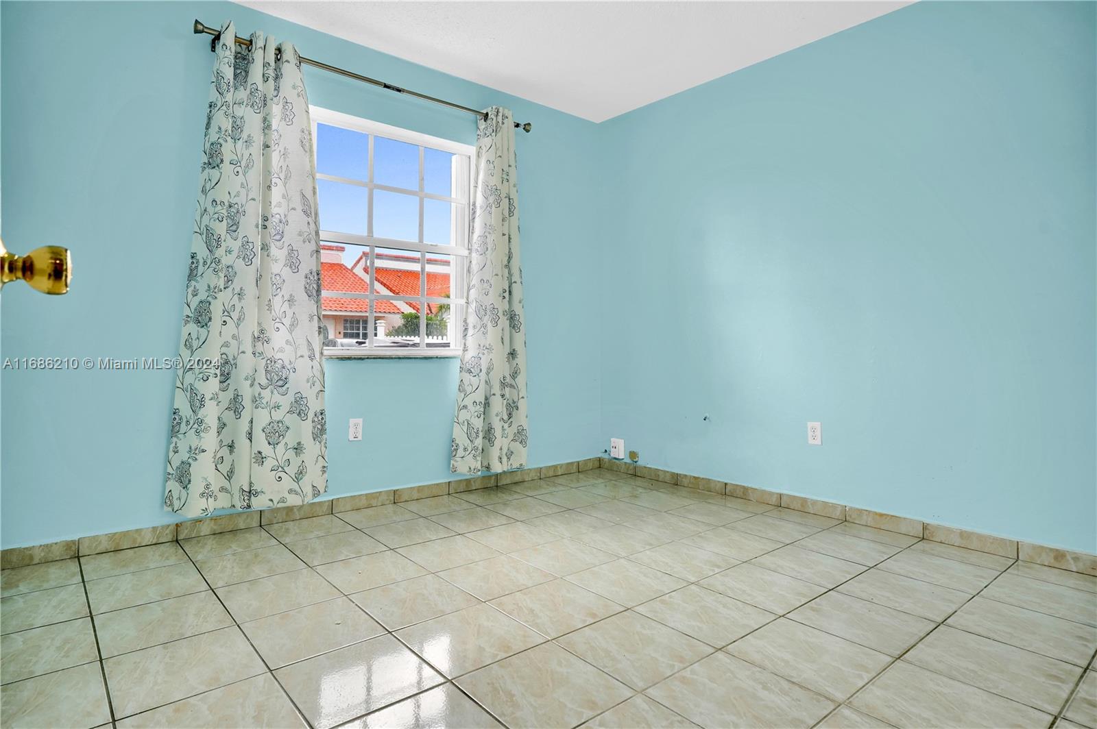 7462 West 29th Way Hialeah, FL 33018 - Photo 9 of 13 an empty room with windows