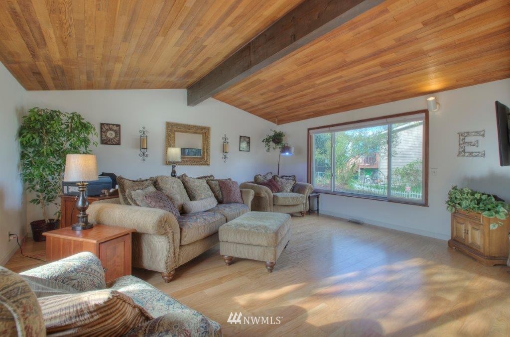 617 South 26th Court Renton, WA 98055 - Photo 3 of 16