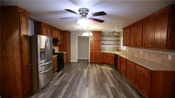 $550,000 | 14298 Leavenworth Road, Basehor, KS 66007