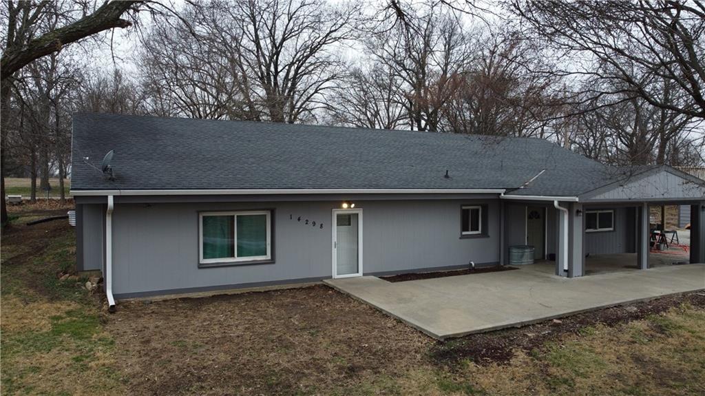 14298 Leavenworth Road Basehor, KS 66007 - Photo 4 of 50