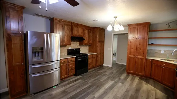 $550,000 | 14298 Leavenworth Road, Basehor, KS 66007