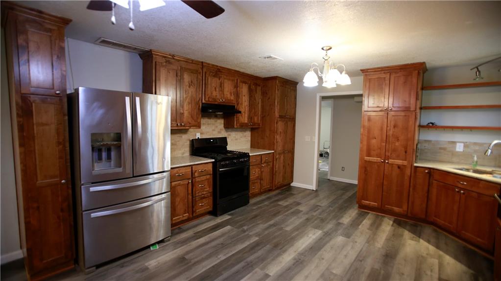 14298 Leavenworth Road Basehor, KS 66007 - Photo 9 of 48