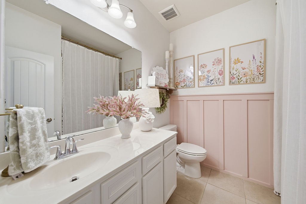 9614 Carson Lane Iowa Colony, TX 77583 - Photo 31 of 50 Bathroom located between two bedrooms- pink bedroom and workout room.