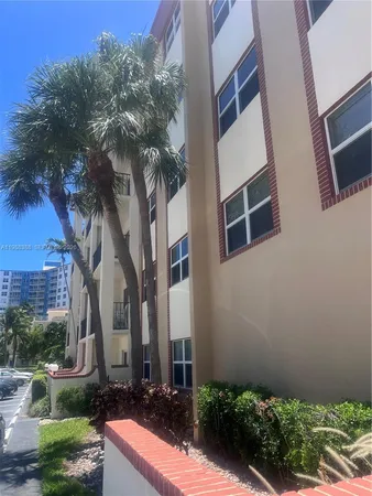 $2,400 | 400 North Riverside Drive, Unit 214, Pompano Beach, FL 33062