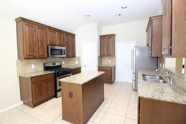 $2,300 | 2309 Shadow Canyon Court, Pearland, TX 77584