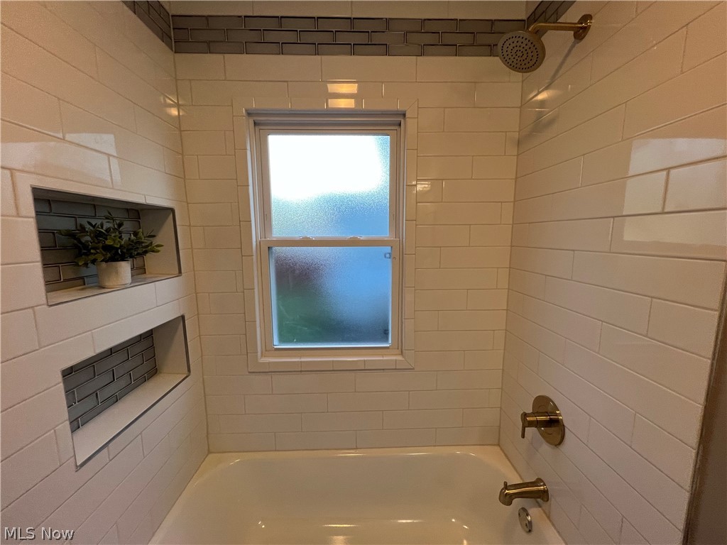 4523 Maplecrest Avenue Parma, OH 44134 - Photo 19 of 31 Bathroom with tiled shower / bath