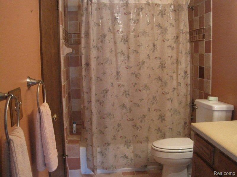 365 Reymont Road Waterford, MI 48327 - Photo 18 of 34 Main bAth view 2