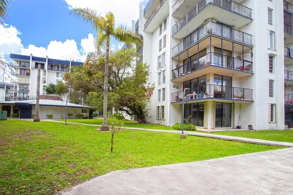 $284,999 | 9682 Fontainebleau Boulevard, Unit 503, Miami, FL 33172